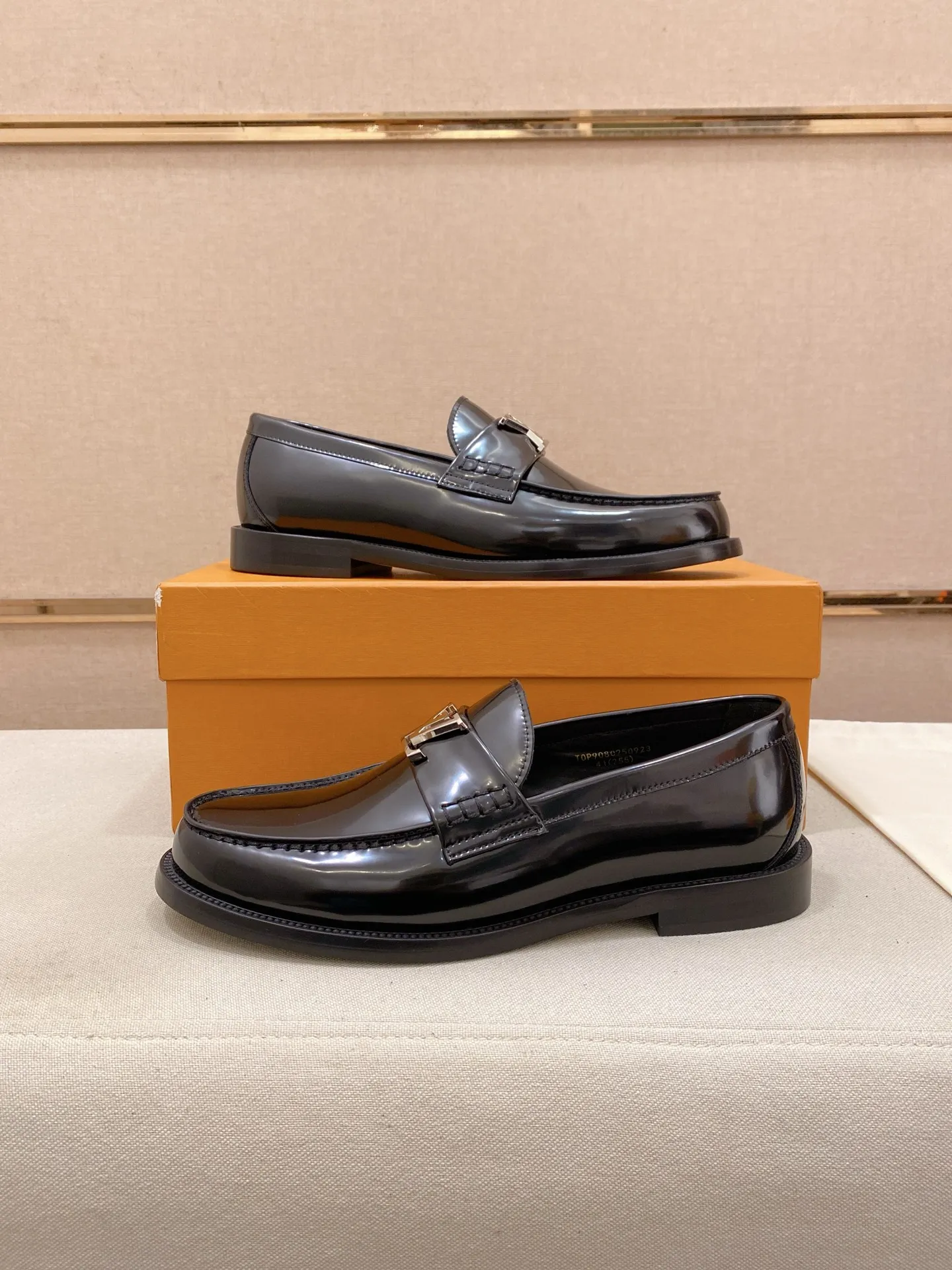 Factory price: 700💰Louis Vuitton LV men's classic Oxford shoes, men's business formal boutique leather shoes, classic model, exquisite almond kernel toe, ultimate art, the whole shoe is made of imported cow leather (open edge beads), carefully selected, fine pores, excellent gloss, soft texture, strong toughness, durable and not easy to deform, apricot calf leather lining, soft and comfortable, sweat-absorbent and breathable. Composite rubber backing at the heel. The front and rear outsole are nailed and reinforced, making them non-slip and wear-resistant. Made with Goodyear craftsmanship, the shoe shape is excellent, light and luxurious, and can be worn in all kinds of formal occasions! Original box and dust bag packaging! Size: 39-44 (38.45. Customized)